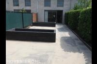 Achtertuin aanleggen met bestrating en plantenbakken