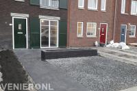 Onderhoudsarme voortuin met bestrating, split en plantenbak