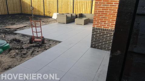 Tuinaanleg met keramische tegels en hout beton schutting