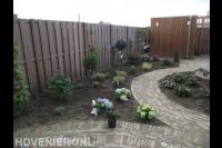 Straatwerk van waaltjes en nieuwe beplanting in borders