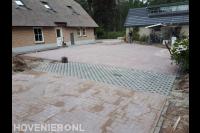 Bestraten van erf bij boerderij