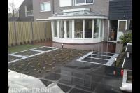Tuinaanleg met bestrating, beplanting en hardhouten vlonder