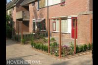 Voortuin met schermen van betongaas voor klimop