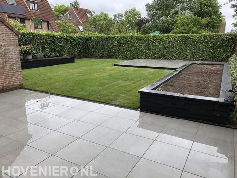 Tuinaanleg met graszoden, plantenbak en terras van keramische tegels 2