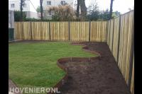 Gazon en borders met vloeiende afscheiding van cortenstaal