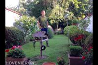 Tuinonderhoud zoals gras maaien,blad en onkruid verwijderen uit border