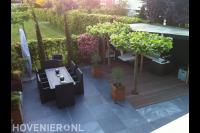 Achtertuin met terras, overkapping boven vlonder en dakplatanen 1