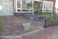 Onderhoudsarme voortuin met bestrating van klinkers en plantenbakken