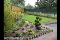 Tuinaanleg met bestrating, gazon, schutting en hekwerk