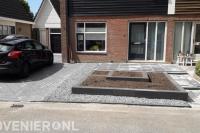 Voortuin met bestrating, split en plantenbak