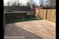 Achtertuin met siertegels, kunstgras en hout beton schutting 2