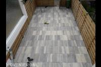 Straatwerk van natuursteen tegels