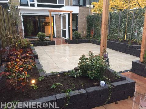 Achtertuin met keramische tegels, plantenbakken en houten pergola's