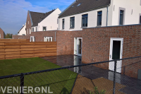 Achtertuin aanleggen met bestrating, graszoden, schutting en hekwerk