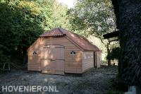 Grote houten schuur met dakpannen