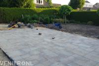 Terras bestraten met siertegels in wildverband