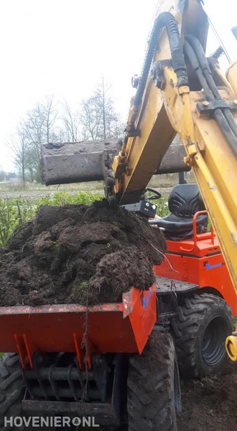 Grond afvoeren met kleine dumper