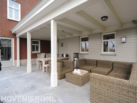 Luxe veranda met loungeset