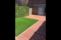 Vlonder en kunstgras in achtertuin