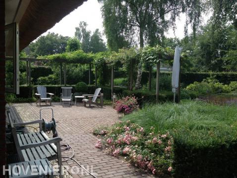 Groene tuin met pergola en terras