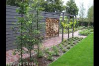 Berging voor haardhout met pergola