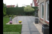 Terras van grote antraciet tuintegels