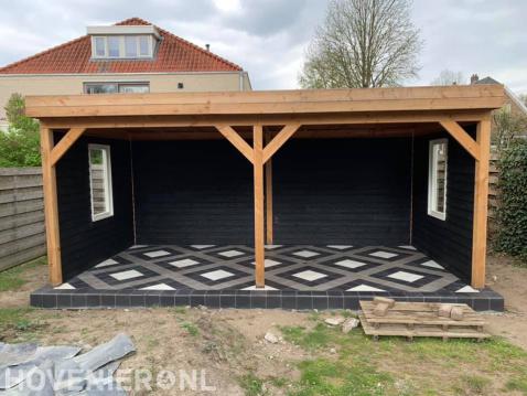 Houten veranda met sierbestrating