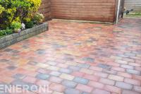 Straatwerk van bont gekleurde klinkers