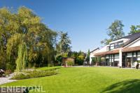 Landelijke tuin met groot gazon