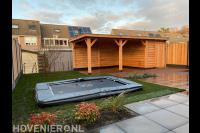 Tuinaanleg met bestrating, graszoden en houten overkapping met berging
