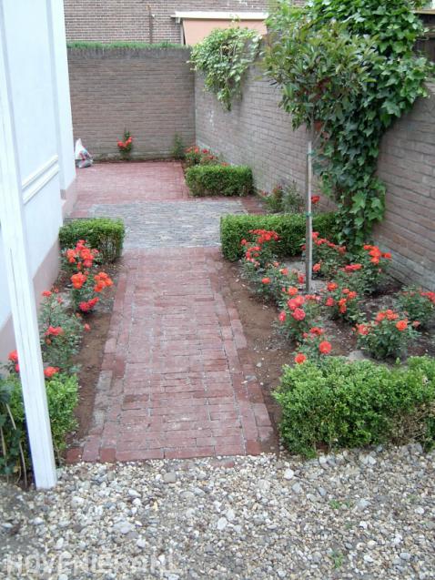 Looppad van klinkers en beplanting in zijtuin