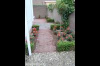 Looppad van klinkers en beplanting in zijtuin