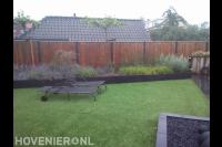 Tuinaanleg met gazon, schutting en verhoogde borders