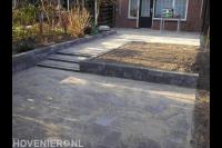 Tuinaanleg met bestrating en verhoogde borders