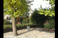 Kunst verwerkt in de tuin