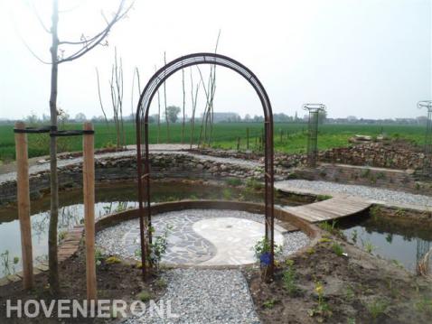 Metalen pergola bij toegang tot terras