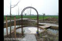 Metalen pergola bij toegang tot terras