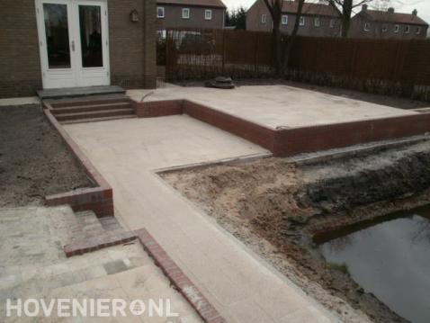 Tuin met hoogteverschillen en vijver 1