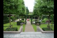 Groene tuin met vijver, pergola en bomen