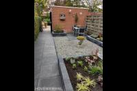 Onderhoudsarme achtertuin met bestrating, grind en plantenbakken 1