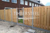 Hout beton schutting met scherm van betongaas