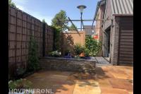 Aanleg en onderhoud van een Mediterrane tuin met terracotta tuintegel