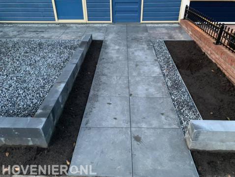 Onderhoudsarme voortuin met split en betontegels