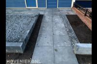 Onderhoudsarme voortuin met split en betontegels