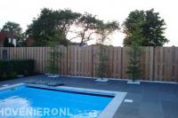 Bestrating van siertegels rondom zwembad