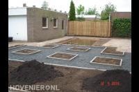 Aanleggen tuin met vijver en looppaden van split tussen borders