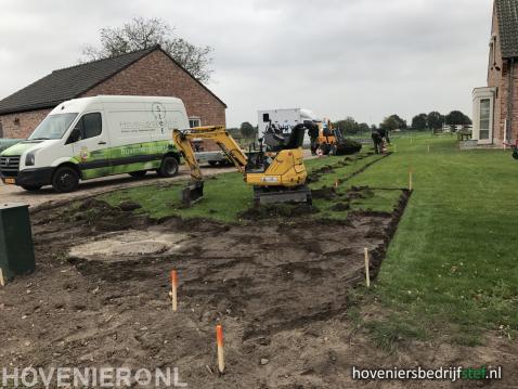 Tuin afgraven met minikraan