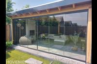 Moderne tuin met overkapping