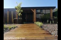 Tuin met lux veranda en houten vlonder