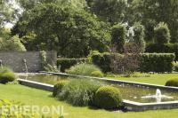 Strakke vijver met watermuur en fontein
